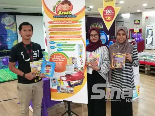 Muhd Hizani teruja menunjukkan set Ensiklopedia Little Adib yang ditawarkan di Karnival Jualan Gudang Awal Tahun Karangkraf 2020 dengan harga serendah RM180 sahaja bagi setiap set.