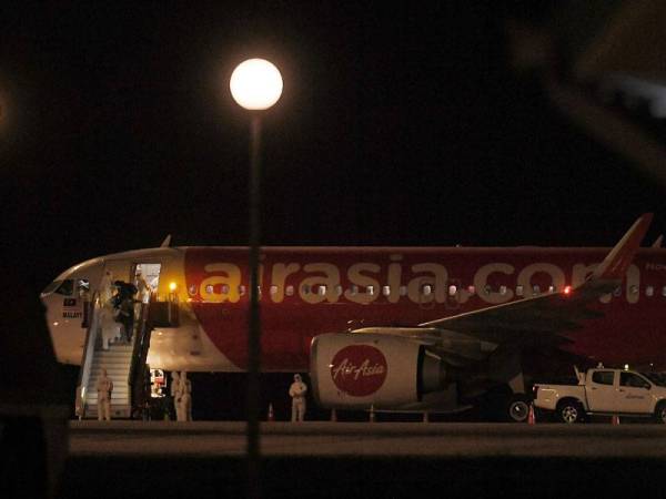 Seramai 107 individu yang dibawa pulang dari Wuhan, China selamat tiba di negara ini dengan menaiki pesawat khas AirAsia di Air Disaster Unit (ADU), Lapangan Terbang Antarabangsa Kuala Lumpur (KLIA) hari ini.  -Foto Bernama