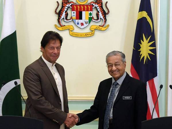 Perdana Menteri Tun Dr Mahathir Mohamad (kanan) bersalaman dengan Perdana Menteri Pakistan Imran Khan selepas mengadakan sidang media di Bangunan Perdana Putra hari ini. -Foto Bernama