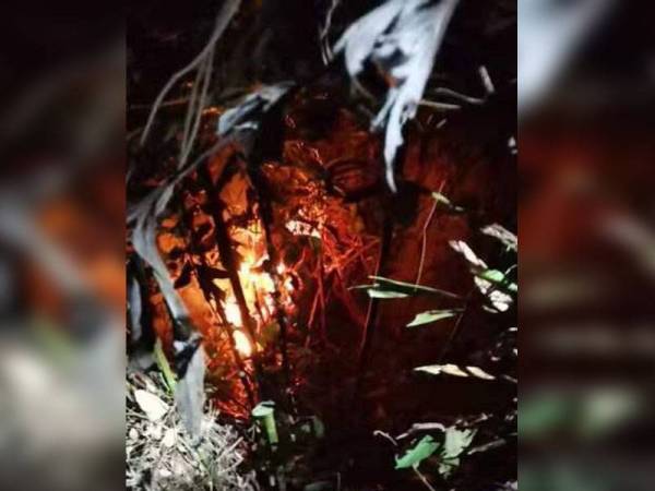 Kira-kira enam hektar kawasan hutan di belakang tokong Kek Lok Si, Air Itam berdekatan Bukit Bendera terbakar malam tadi. - Foto: JBPM