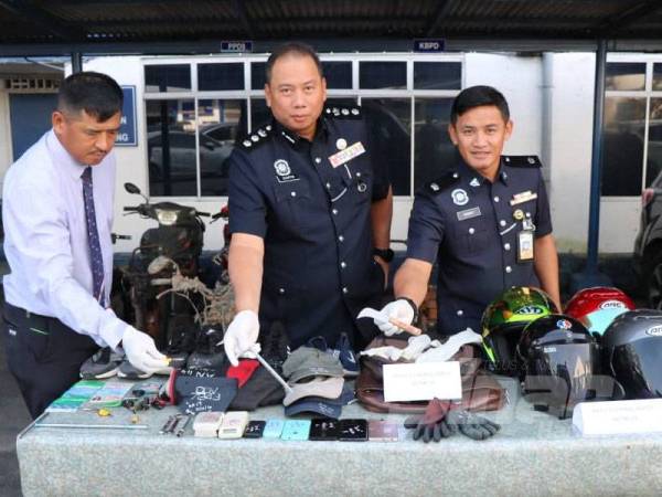 Ahmad Dzaffir menunjukkan barangan yang dirampas di Ibu Pejabat Polis Daerah Kajang.