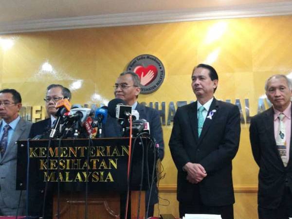 Dr Dzulkefly (tiga dari kanan) pada sidang media tadi.