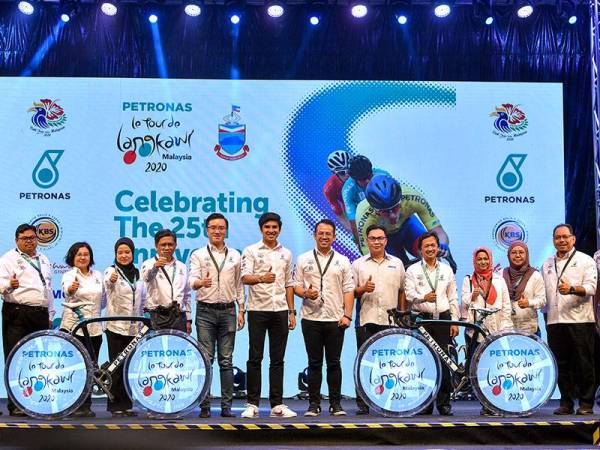 Syed Saddiq bersama Jin Zhe (enam dari kiri) bergambar bersama penaja jelajah pada majlis memperkenalkan pasukan sempena jelajah Le Tour de Langkawi (LTdL) 2020 di Padang Merdeka malam ini. - Foto Bernama