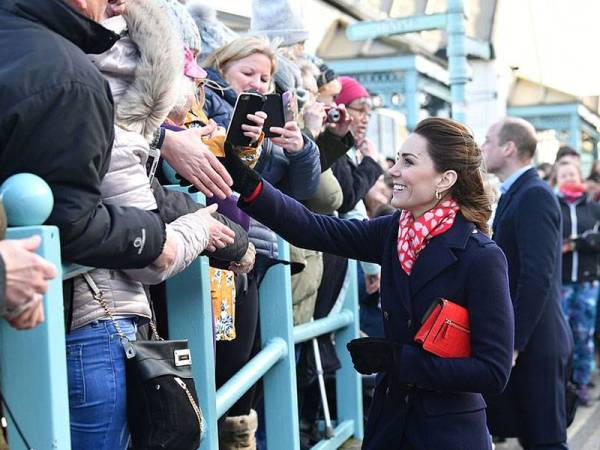 Kate melayan penduduk tempatan di Wales ketika kunjungan diraja baru-baru ini. - Foto Agensi