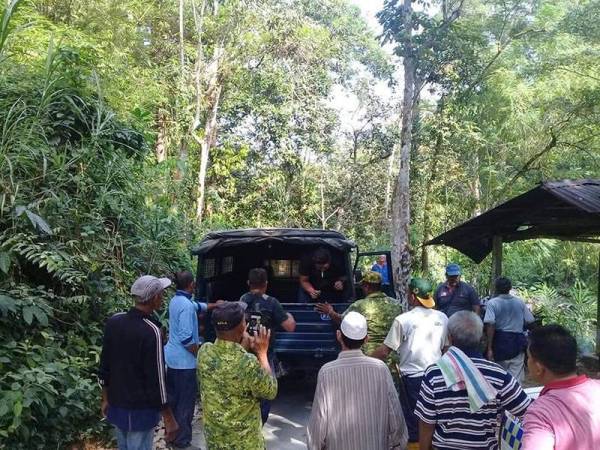 Mayat mangsa diserahkan kepada pihak polis untuk dihantar ke Hospital Taiping bagi proses bedah siasat. Foto: pembaca