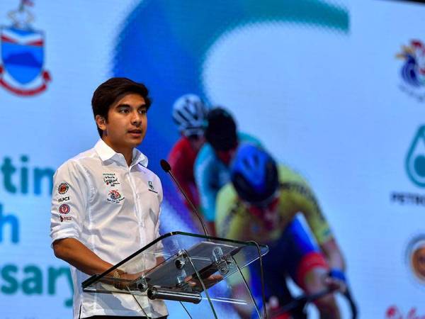 Syed Saddiq menyampaikan ucapan pada majlis memperkenalkan pasukan sempena jelajah LTdL 2020 di Padang Merdeka malam ini. - Foto Bernama