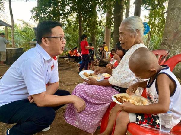 Dominic (kiri) berbual dengan masyarakat yang hadir pada majlis sambutan Tahun Baru Cina baru-baru ini.