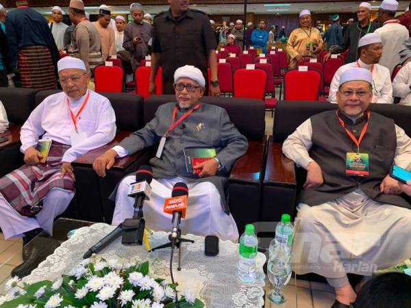 Abdul Hadi (tengah) pada sidang media di sini malam tadi.