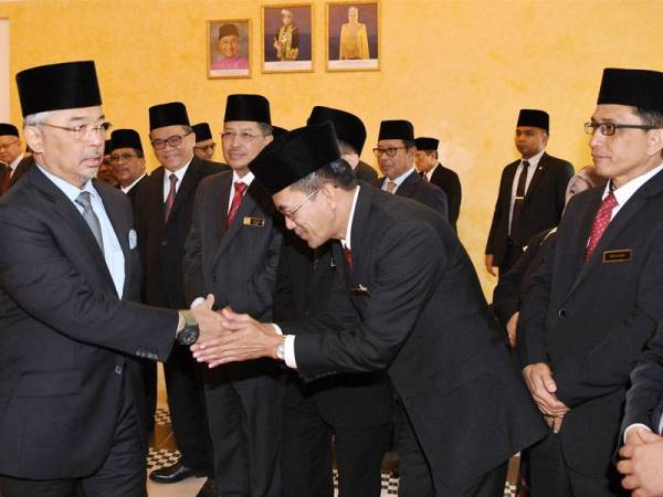 Al-Sultan Abdullah Ri’ayatuddin Al-Mustafa Billah Shah berkenan bersalaman bersama para tetamu semasa berangkat pada Munaqasyah Pengurusan Hal Ehwal Islam Negeri-Negeri di bawah naungan Seri Paduka Baginda Yang Di-Pertuan Agong ke-3 di Istana Negara hari ini. - Foto Bernama