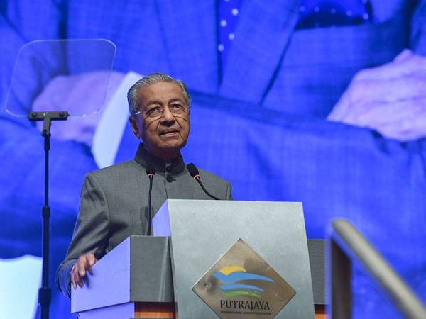 Perdana Menteri merangkap Pemangku Menteri Pendidikan Tun Dr Mahathir Mohamad menyampaikan amanat dan aspirasi kepada warga Kementerian Pendidikan di Pusat Konvensyen Antarabangsa Putrajaya (PICC) hari ini. - Foto Bernama