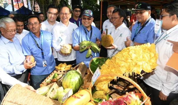 Mohd Shafie Apdal tertarik melihat pameran buah-buahan tempatan yang turut dipamerkan sempena Program My Best Buy FAMA @ Le Tour De Langkawi (LTdL 2020) di Padang Merdeka di sini hari ini.