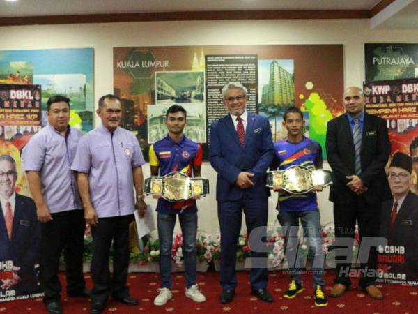 Rosli (dua dari kiri) bergambar dengan Khalid (tiga dari kanan) sempena Kejohanan Muay Thai Antarabangsa KWP-DBKL yang bakal berlangsung di Stadium Titiwangsa Kuala Lumpur pada Sabtu dan Ahad ini.