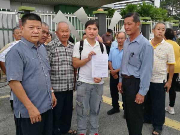 See Keat bersama Chon Siang (kiri) menunjukkan salinan memorandum rayuan pekebun Lembah Bertam yang diserahkan ke Pejabat Menteri Besar di Wisma Sri Pahang di sini hari ini.