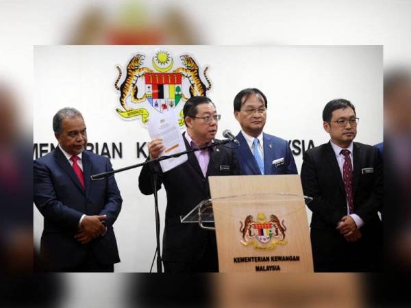 Menteri Kewangan, Lim Guan Eng (dua dari kiri) bersama Menteri Kerja Raya Baru Bian (dua dari kanan) ketika sidang media selepas menyaksikan Majlis Menandatangani Project Funding Agreement Yang Baharu Bagi Projek Lebuhraya Pan-Borneo Sarawak di Kementerian Kewangan hari ini.
Turut kelihatan Timbalan Menteri Kewangan Datuk Amiruddin Hamzah (kiri) dan Timbalan Menteri Perdagangan Dalam Negeri dan Hal Ehwal Pengguna Chong Chieng Jen (kanan). Perjanjian ditandatangani oleh Kerajaan Persekutuan dengan Kerajaan Negeri Sarawak dan Danalnfra Nasional Berhad. - Foto Bernama