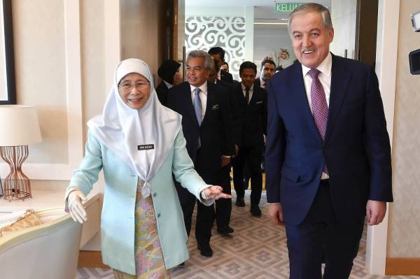 Dr Wan Azizah bersama Sirojiddin (kanan) semasa menerima kunjungan Menteri Luar Tajikistan itu di pejabatnya di Kementerian Pembangunan Wanita, Keluarga dan Masyarakat (KPWKM) hari ini. - Foto: Bernama
