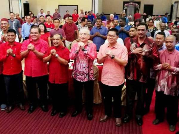 Ka Siong (empat dari kanan) bersama pimpinan MCA, MIC dan UMNO Kedah pada majlis Tahun Baru Cina MCA Kedah hari ini.