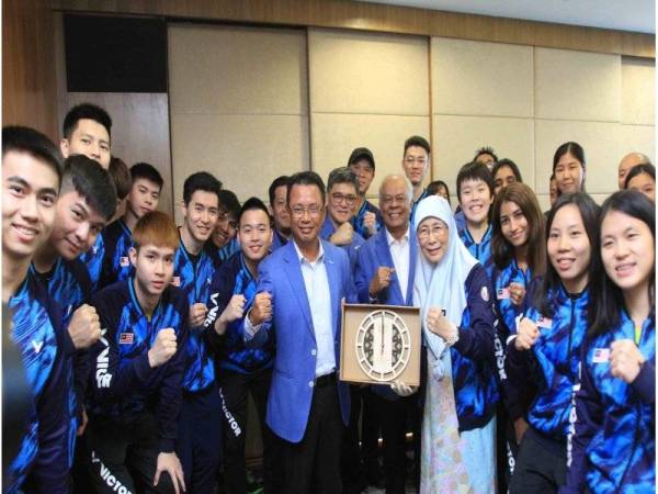 Wan Azizah dan Mohamad Norza bersama skuad badminton negara di Kementerian Pembangunan Wanita, Keluarga dan Masyarakat di Putrajaya hari ini. - Foto: BAM