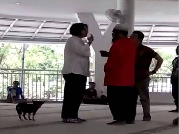 Rakaman tersebut memaparkan Suzethe memakai kasut dan membawa seekor anjing ke dalam sebuah masjid di Bogor pada Jun 2019. - FOTO: AGENSI