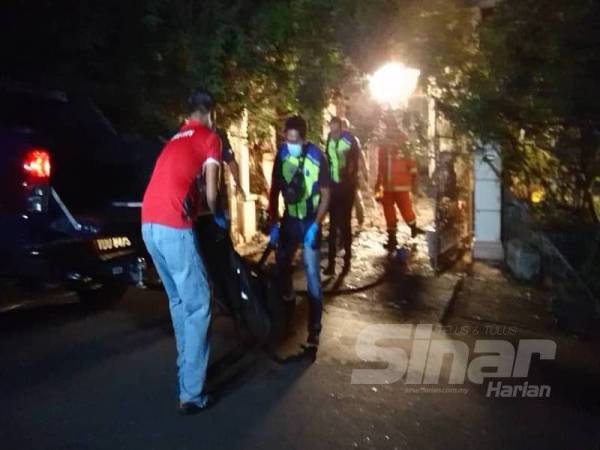 Anggota polis forensik mengusung mayat mangsa sebelum dihantar ke Hospital Alor Gajah.