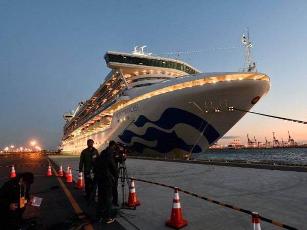 Ribuan penumpang kapal persiaran Diamond Princess kini dikuarantin dan langkah itu dijangka berterusan sehingga 19 Februari depan. - FOTO: AFP