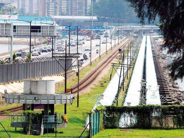 Singapura membayar sebanyak 3 sen untuk 1,000 gelen air mentah dari Malaysia.