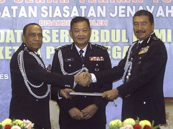 Ketua Polis Negara, Tan Sri Abdul Hamid Bador (tengah) menyaksikan penyerahan jawatan Pengarah Jabatan Siasatan Jenayah Narkotik (JSJN) Bukit Aman daripada Datuk Mohd Khalil Kader Mohd (kiri) kepada Datuk Ramli Din pada Majlis Serah Terima Tugas di Bukit Aman hari ini. - Foto Bernama