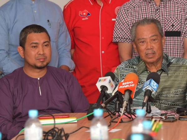 Pengerusi Pakatan Harapan (PH) Johor, Tan Sri Muhyiddin Yassin (kanan) pada sidang media selepas mempengerusikan mesyuarat PH Johor di Pejabat Parti Pribumi Bersatu Malaysia (Bersatu) Negeri Johor hari ini.
Hadir sama, Timbalan Pengerusi Pakatan Harapan Johor Datuk Dr Sahruddin Jamal. - Foto Bernama