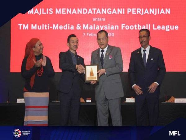 Hamidin (dua dari kanan) bersalaman dengan Moharmustaqeem pada majlis menandatangani perjanjian TM sebagai penaja rasmi Liga-M 2020 hingga 2022 di Pusat Konvensyen TM, Kuala Lumpur hari ini.