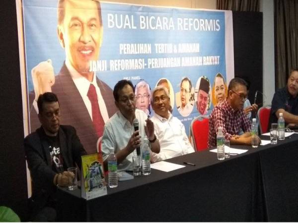 Mohamad Ezam (dua dari kiri) ketika menjadi salah seorang panel program Bual Bicara Reformis di sebuah hotel di sini malam tadi.