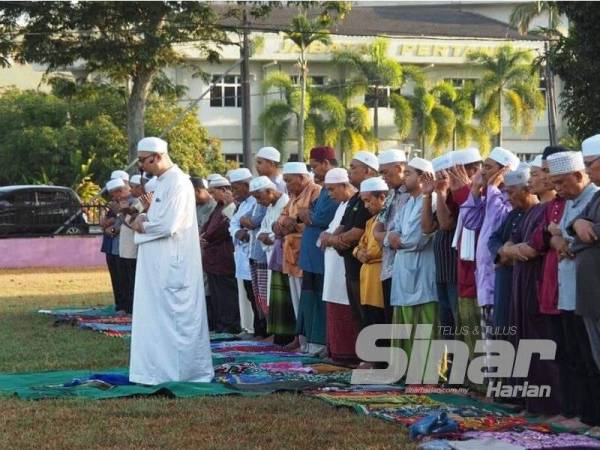 Sebahagian jemaah menunaikan solat Istisqa di padang SK Telok Kechai di sini hari ini.