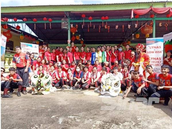 Mimi dan kakitangan Lynas meraikan sambutan Tahun Baru Cina anjurannya di Old Folks Home di Jabor hari ini.