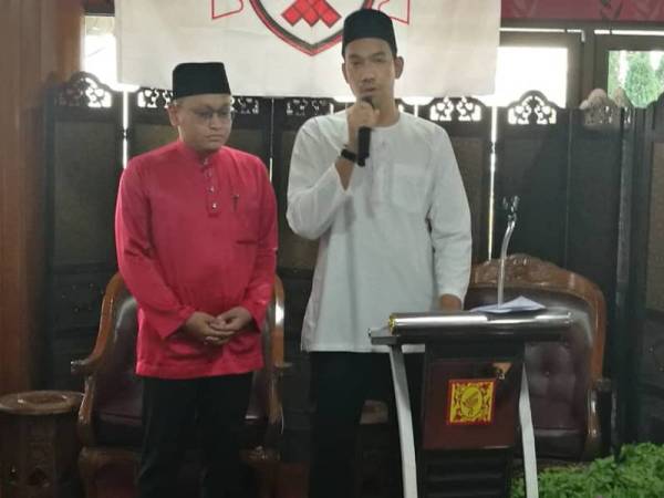 Muzzammil (kanan) dan Abu Hafiz ketika mengumumkan untuk bertanding di Kelab Shah Alam di sini hari ini.