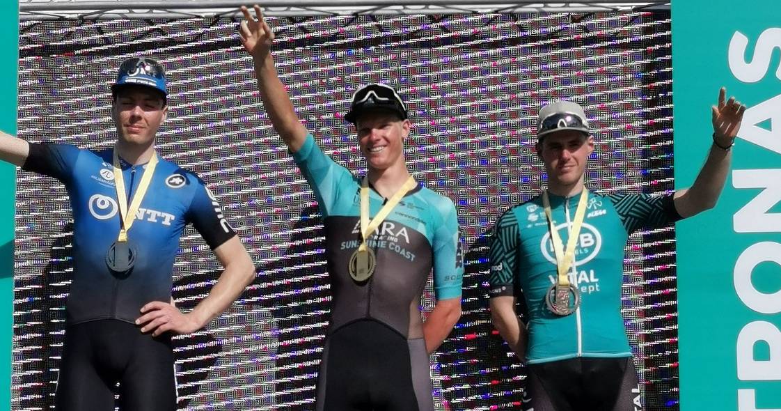 Jones (tengah) menjuarai Peringkat 2 PETRONAS LTdL 2020 dari Kuala Terengganu ke Kerteh sebentar tadi.