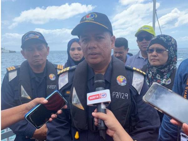 Muhammad membuat sidang akhbar semasa tinjauan di lakukan perairan Tok Bali di sini.