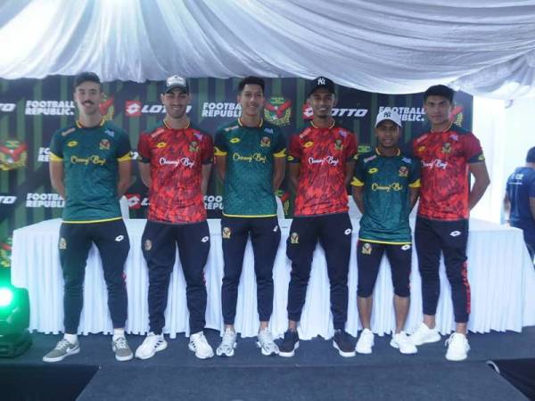 Enam pemain Kedah memperagakan jersi baharu pada majlis pelancaran Kit Kedah 2020 di Football Republic Alor Setar hari ini. - Foto Arena Hijau Kuning