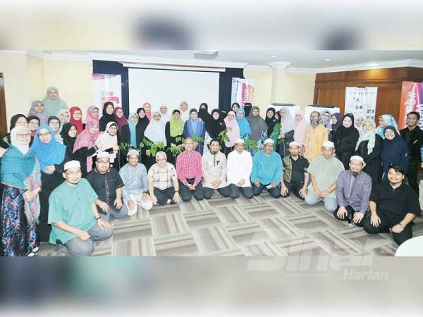 Hussamuddin bergambar bersama wakil Rumah Ngaji dari seluruh Malaysia selepas menyampaikan amanat dan penyerahan anak pokok pada majlis Retreat Perwakilan Rumah Ngaji Malaysia 2020 yang diadakan di Hotel TH. - Foto Rosli Talib