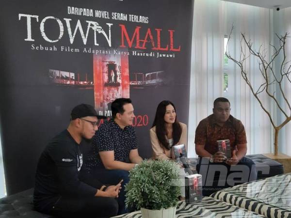 Zainuddin (kanan), Nynaa dan Eizlan (dua dari kiri) pada Sesi Meet & Greet barisan pelakon Town Mall di Shah Alam semalam.