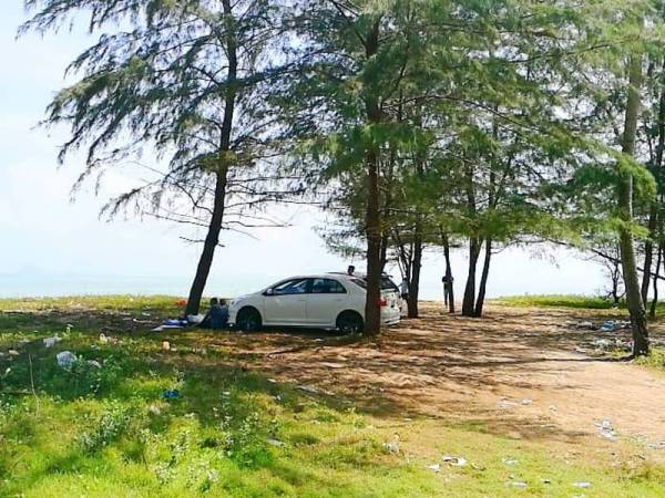 Pantai Bisikan Bayu Dipenuhi Sampah