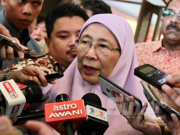 Wan Azizah bercakap pada sidang media selepas majlis sambutan Tahun Baru Cina di Dewan Hokkien di Shah Alam. -Foto Sinar Harian ZAHID IZZANI