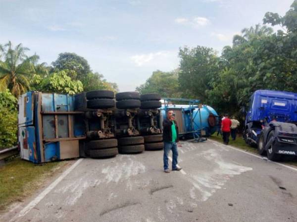 Tangki muatan cecair nitrogen terpisah dari kepala lori sebelum terbalik merintangi kedua-dua laluan selepas terlibat kemalangan di jalan Kuantan- Segamat, Muadzam Shah, pagi tadi. PIX IHSAN BOMBA