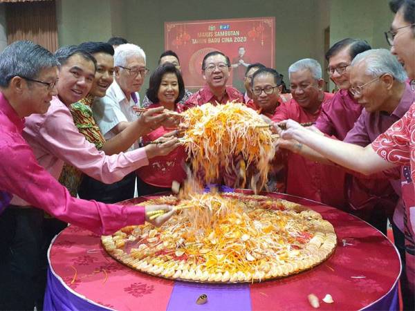 Guan Eng (tengah) bersama kepimpinan utama Kastam menggaul yee sang sebagai simbolik perasmian Majlis Sambutan Tahun Baru Cina 2020 pagi tadi.