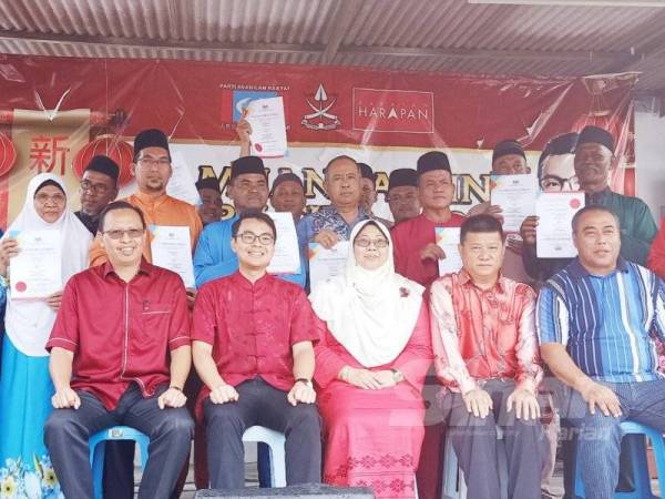 Fuziah (tengah) bersama barisan pengerusi MPKKP Indera Mahkota hari ini.