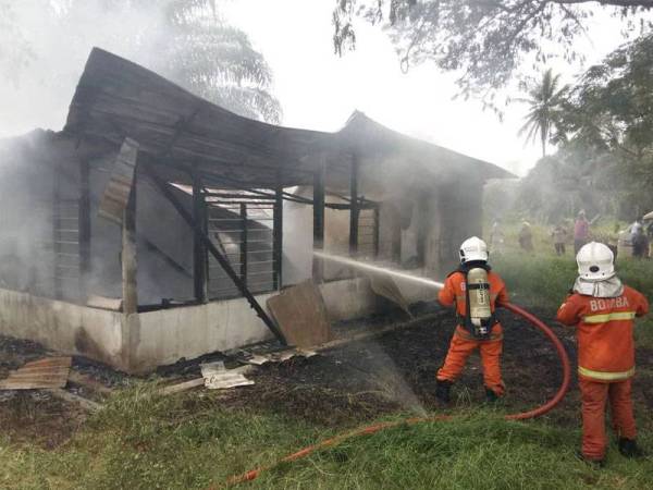 Anggota bomba dari Balai Bomba dan Penyelamat Batu Gajah yang menjalankan kerja-kerja pemadaman di lokasi kejadian