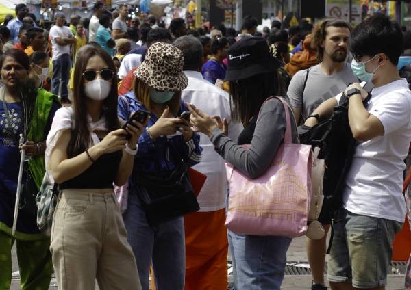 Para pelancong mengambil langkah berjaga-jaga dengan memakai topeng muka susulan penularan kluster Novel Koronavirus 2019 (2019-nCoV) -Foto Bernama