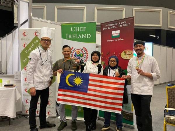 Zainal (kanan) dan Siti Safura (tengah) merakamkan gambar kenangan selepas menerima pingat emas pada Pertandingan Cef Kulinari 2020 di Dublin, Ireland.