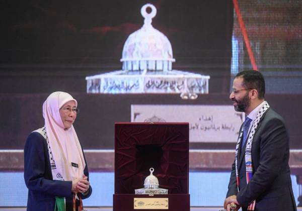 Dr Wan Azizah bersama Pengerusi Liga Ahli Parlimen untuk Al-Quds (LP4Q), Sheikh Hamid Al-Ahmar (kanan) ketika gimik Majlis Penutupan Persidangan Tahunan Liga Ahli Parlimen Untuk Al-Quds Kali Ketiga hari ini. - Foto: Bernama 