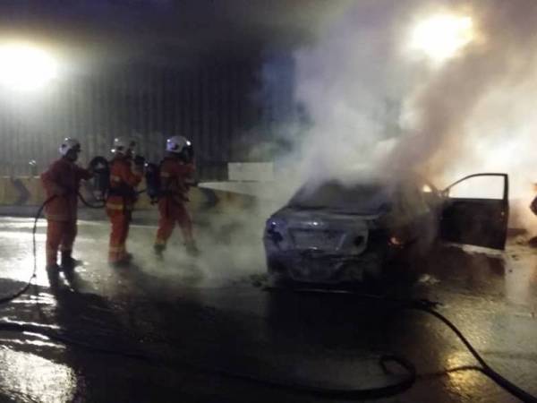 Dua Wanita Cedera Kereta Musnah Terbakar