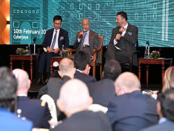 Perdana Menteri Tun Dr Mahathir Mohamad (duduk, tengah) hadir pada Sesi Dialog bersama Syarikat-syarikat Perancis yang dianjurkan oleh CCI France Malaysia di Cyberjaya hari ini.- Foto BERNAMA