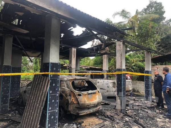 Garaj dan kereta yang musnah dalam serangan bom botol di kediaman pegawai kanan kastam di Kampung Perupok, Tumpat awal pagi tadi. 