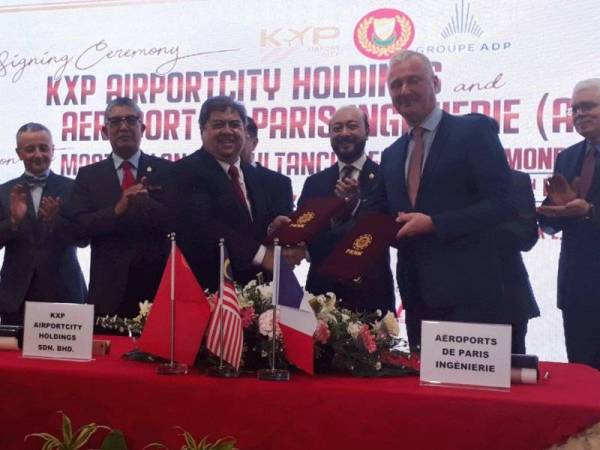 Mukhriz (tiga dari kanan) menyaksikan upacara menandatangani perjanjian antara KXP Holdings dan Aeroport de Paris Ingenierie (ADPI) di Wisma Darul Aman di sini hari ini.